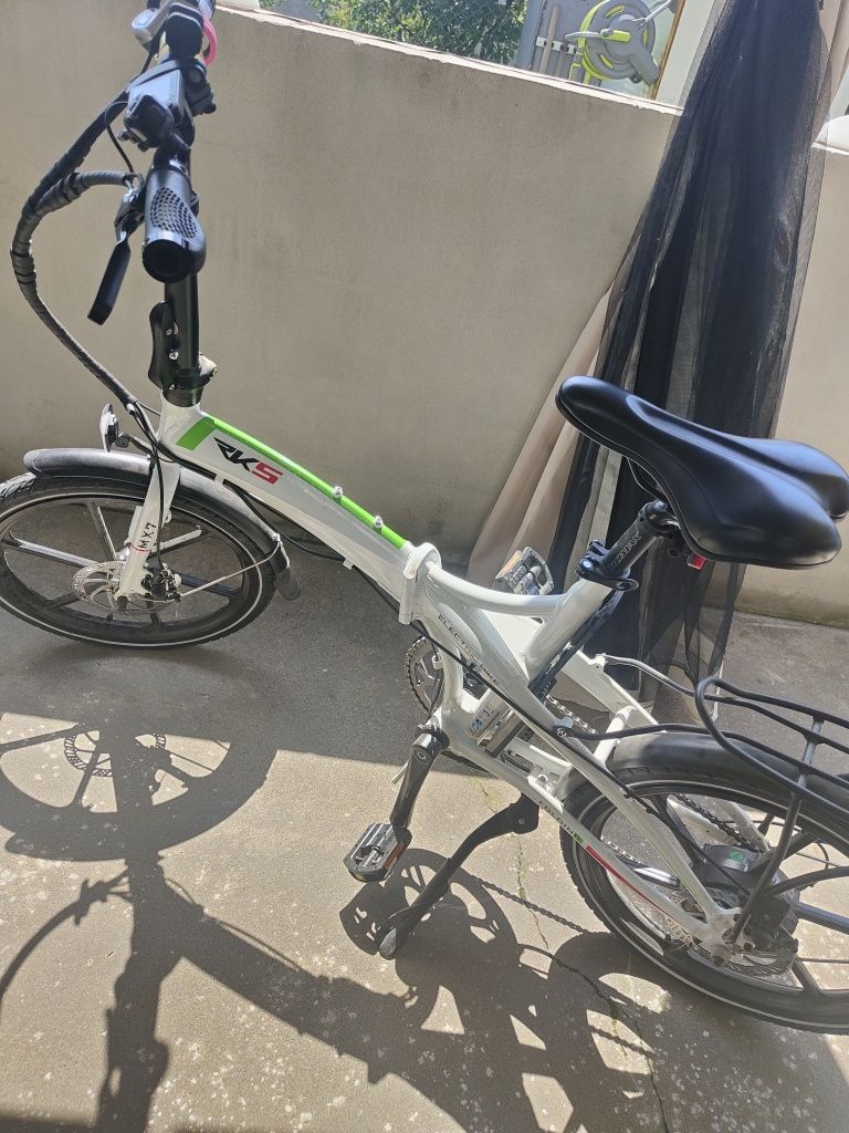 Bicicletă electrică pliabila