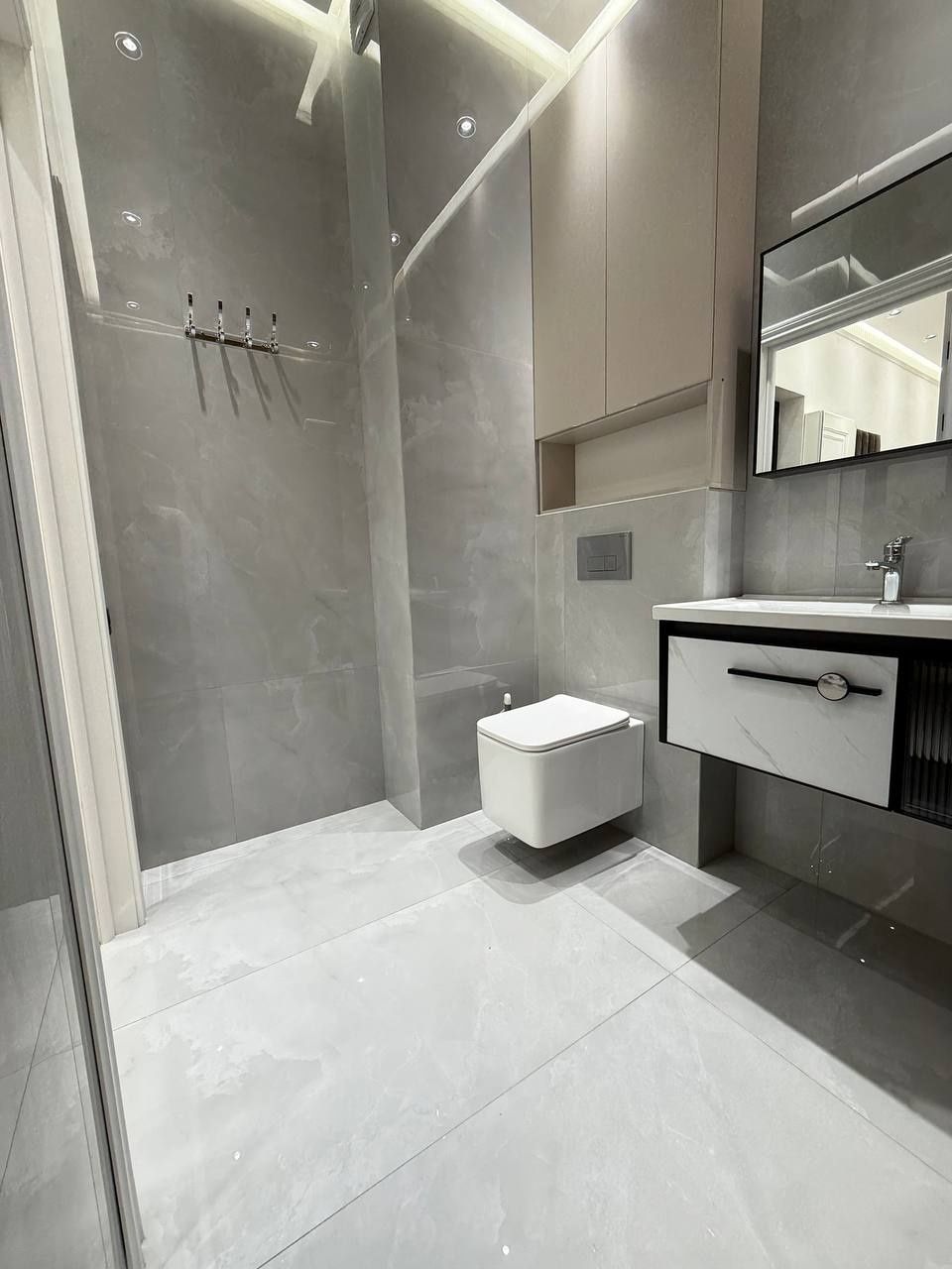 Продажа квартиры

Алмазарский район 
2/9/12. Новостройка 43кв.м 
ж.к
