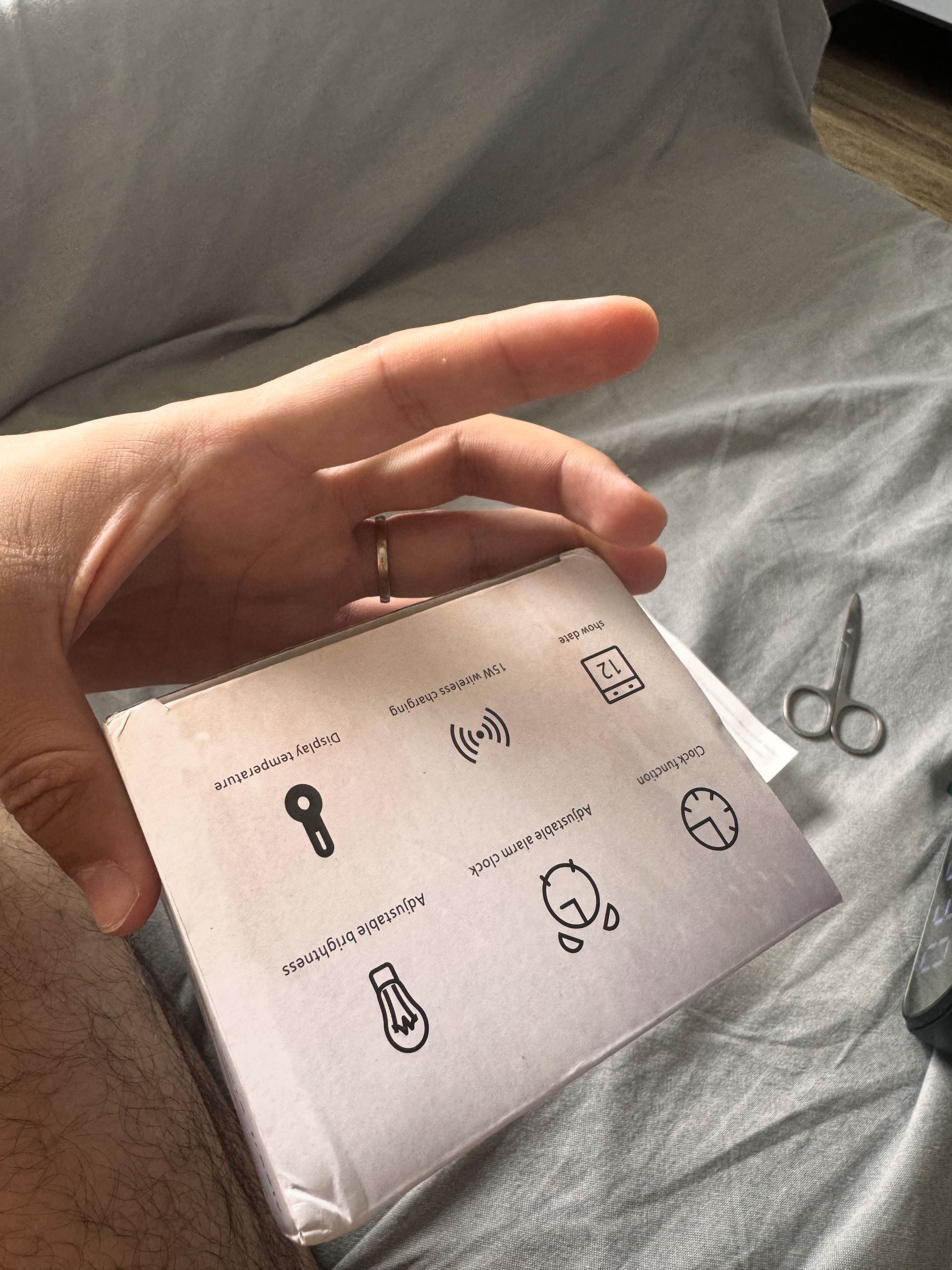 Ceas de birou cu încărcător wireless