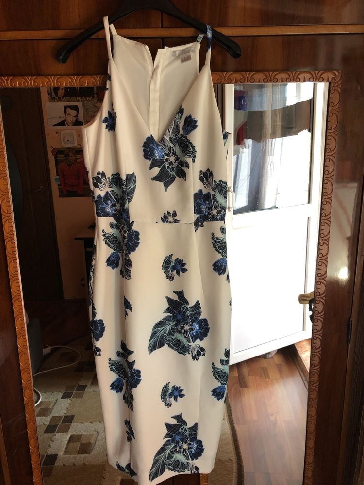 Vand rochie alba cu model floral