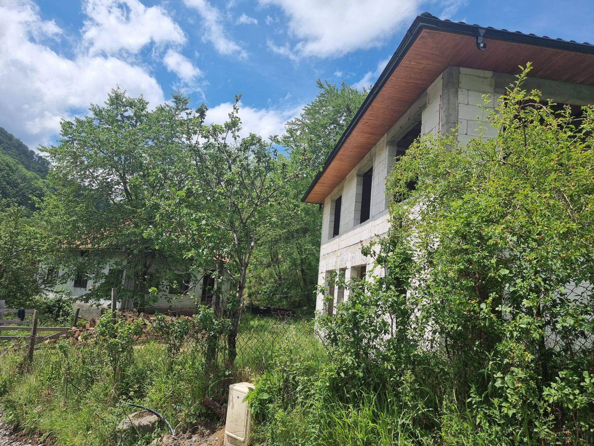 Vând sau schimb cu teren casa noua la rosu + teren la 5km de COLIBITA