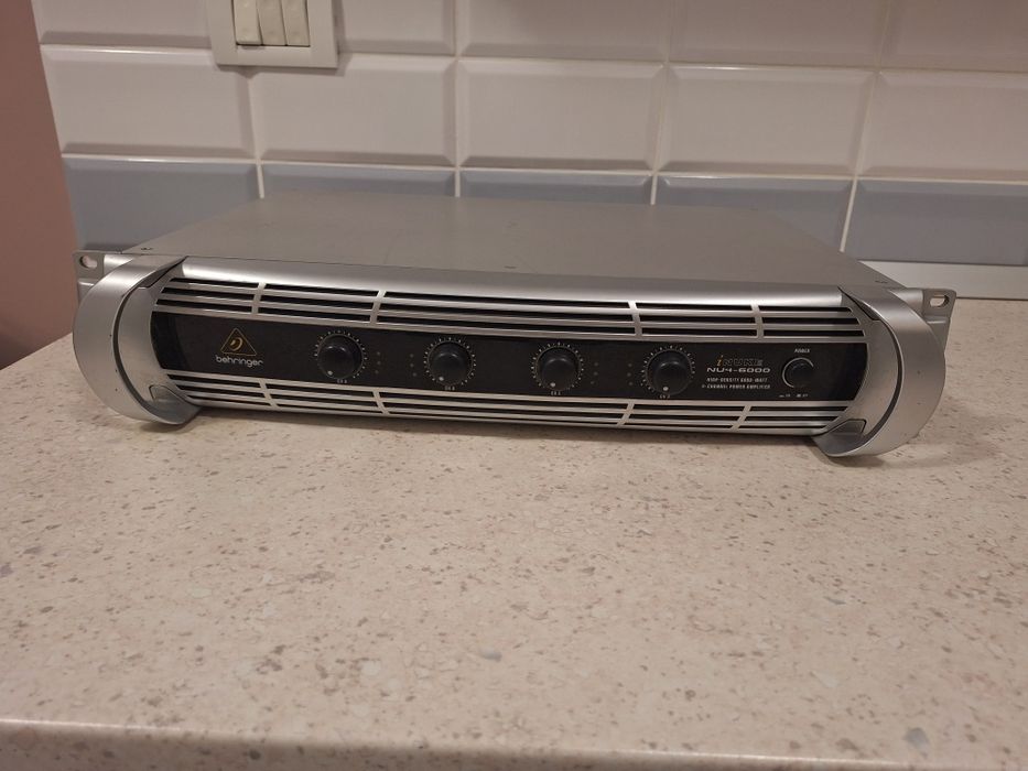 Amplificator Behringer  NU4-6000