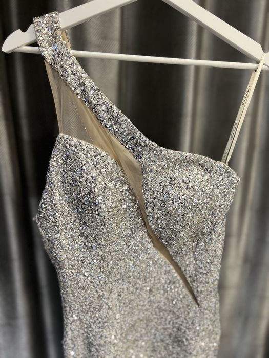 Рокля с пайети нова