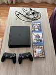 playstation 4 cu 2 manete si 3 jocuri