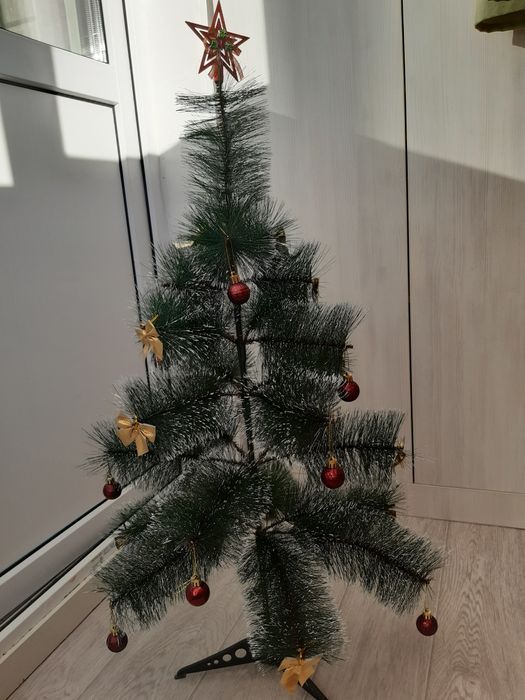 Продается украшенная новая ёлка. Высота 90 см. Ширина 45. Цена: 5000