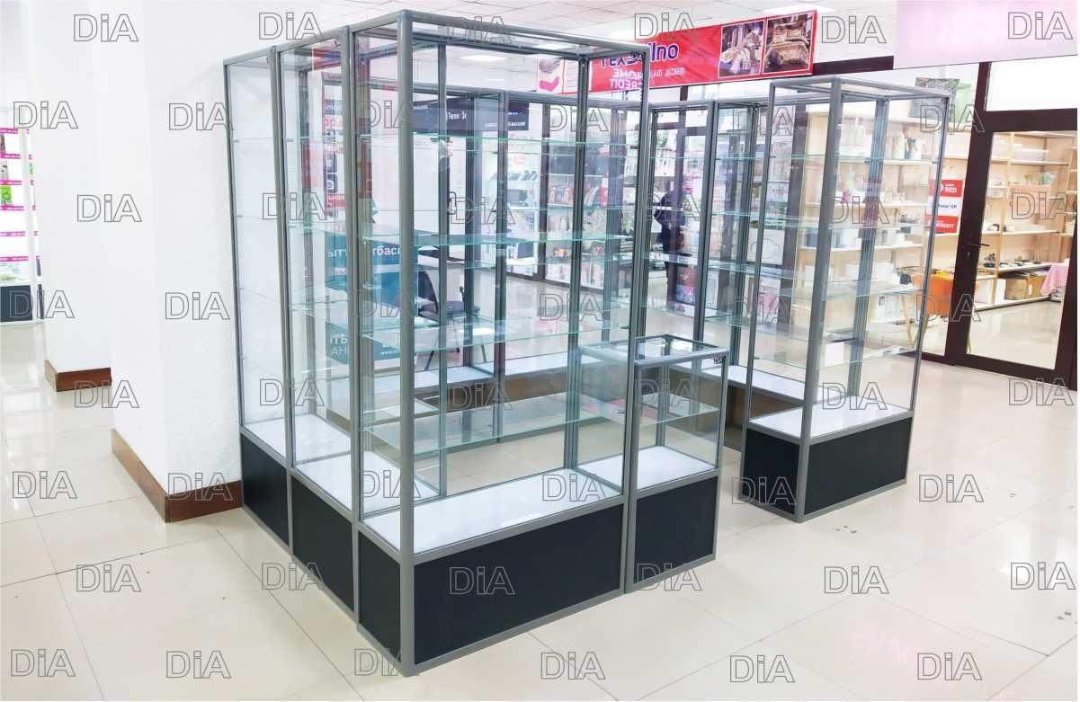 Продаются стеклянные витрины в магазин для товара
