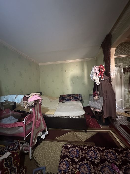 Срочно сотилади 1 хона 1 этаж массив доканал