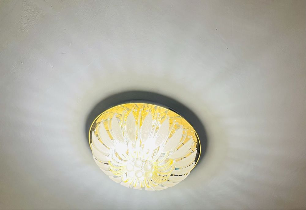 Продам люстру, имеется гнездо для флешки, можно слушать музыку.