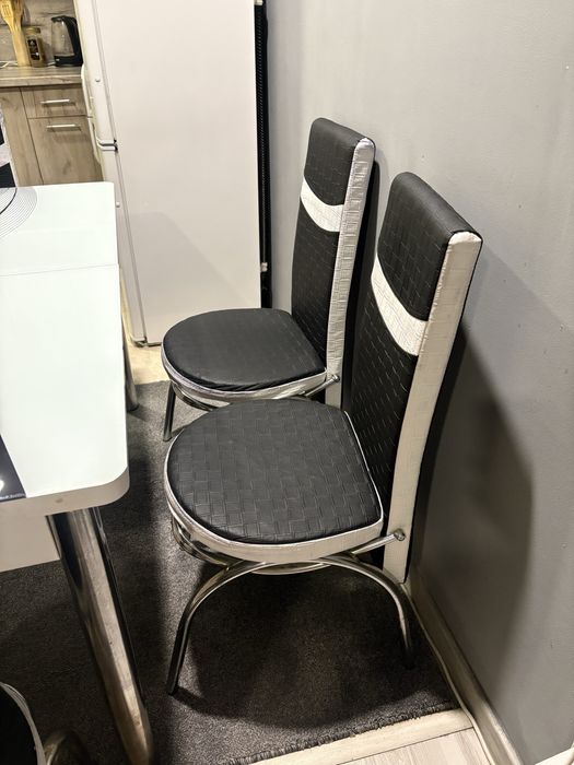 Дървено стъклена маса с пет стола