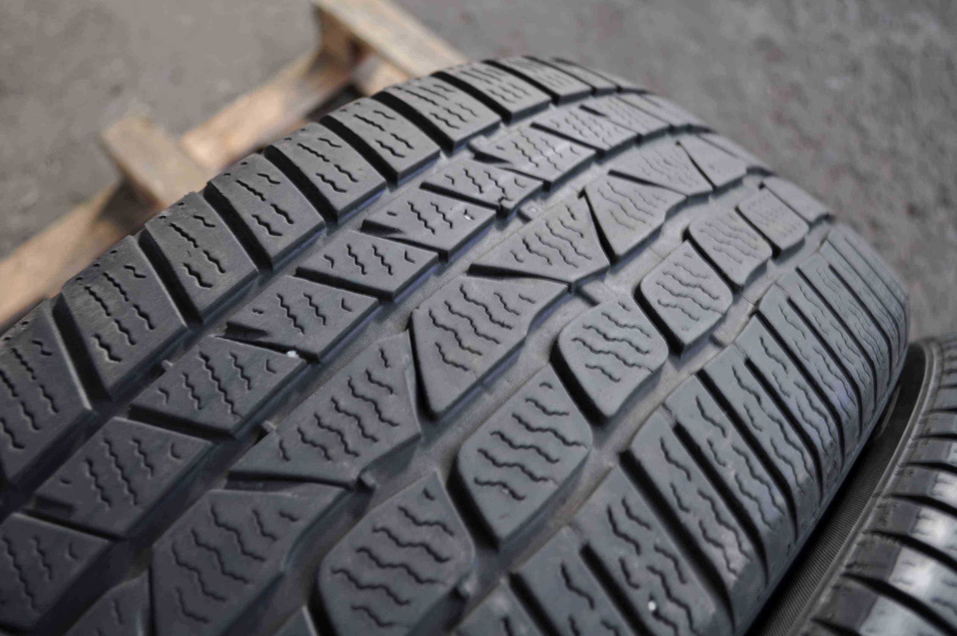SET 2 Anvelope Iarna 225/50 R18 CONTINENTAL ContiWinterContact TS830P