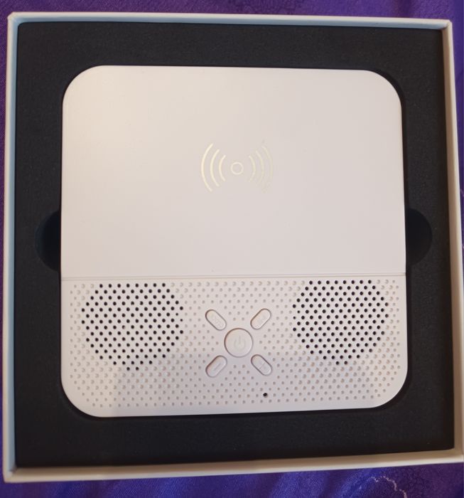 Boxă portabilă cu încărcător wireless și ceas