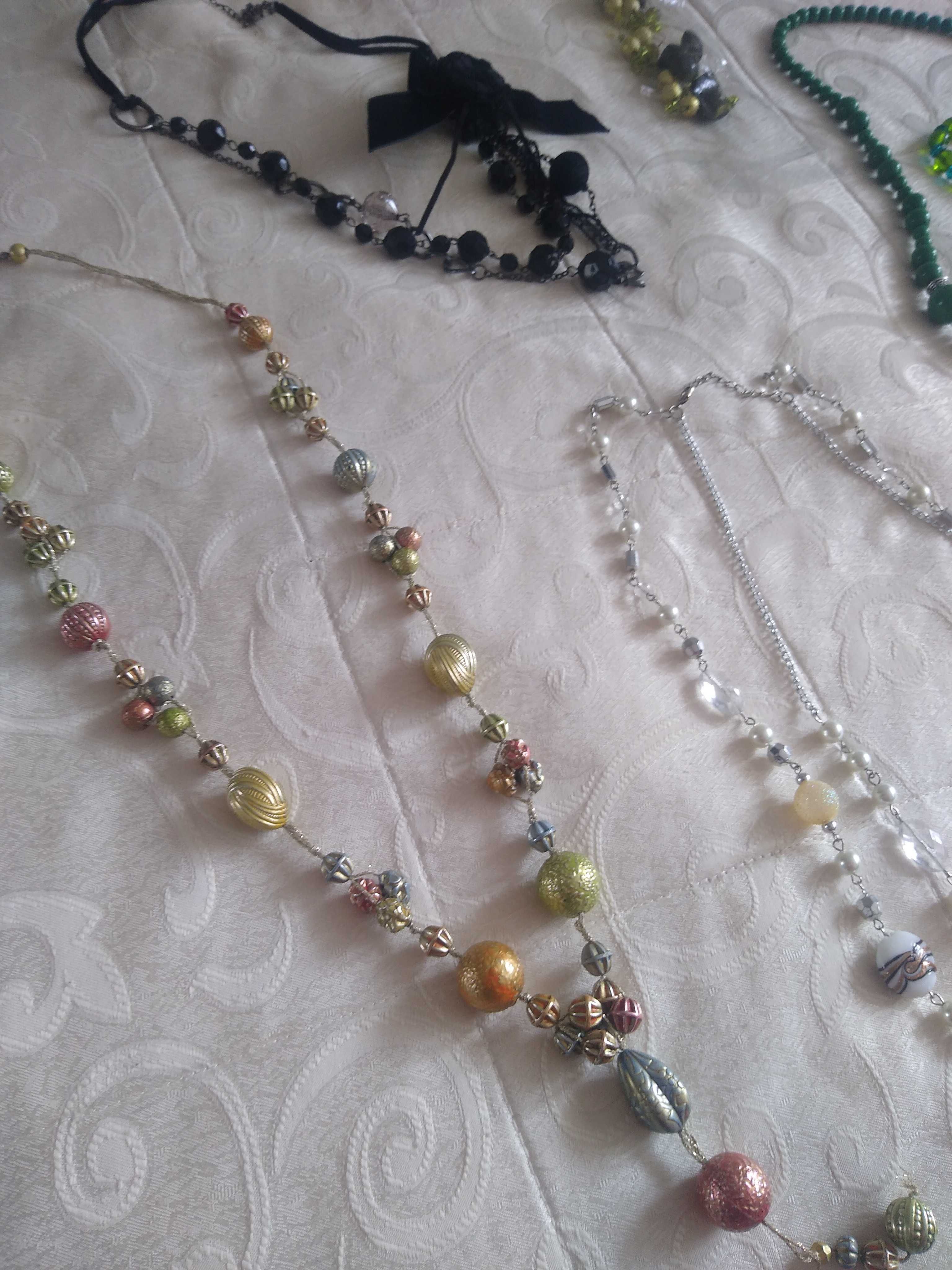 Seturi bijuterii (brățări și coliere culori plăcute)