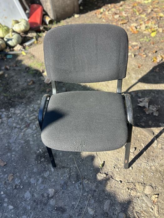 Scaun vizitator, materil negru textil in stare foarte  buna.