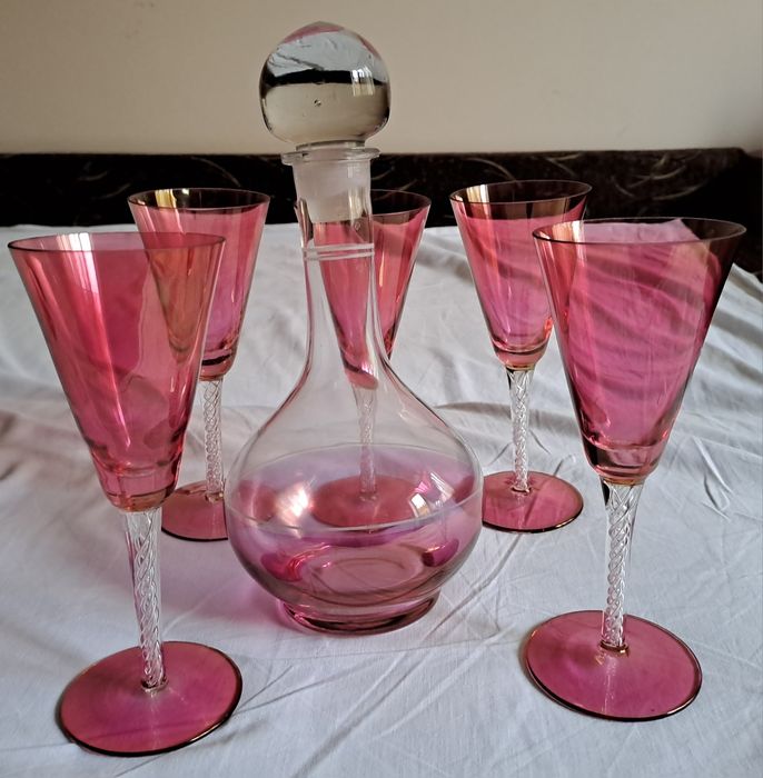 Carafa si 5 pahare din sticla roz