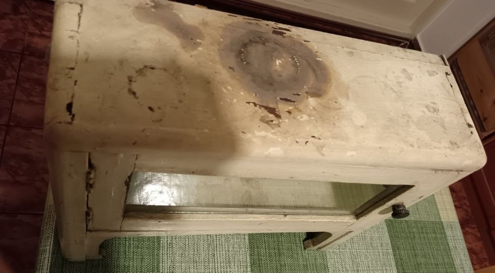 Dulăpior vechi din lemn