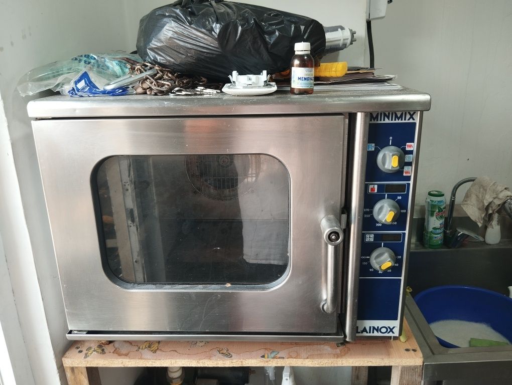 Продается мясорубка электрическая мощность двигателя 380