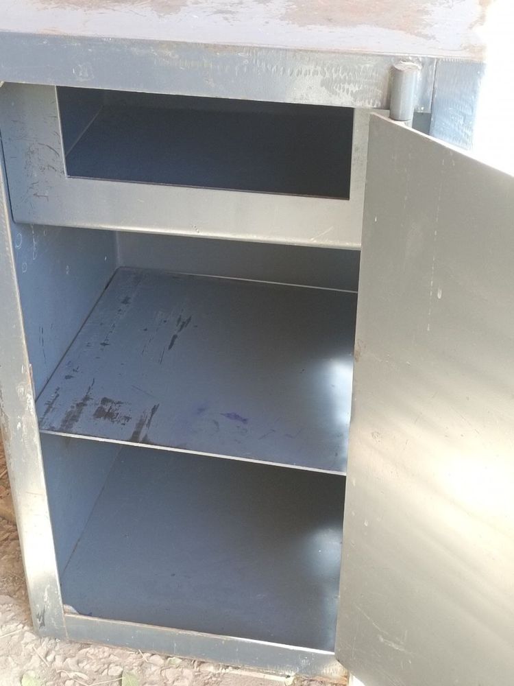 Kulrang metal seyf