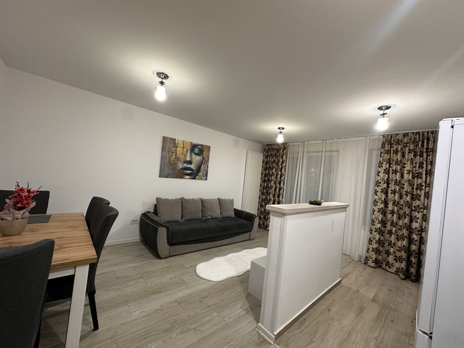 Închiriez apartament tip studio Coresi cu vedere la pietonala