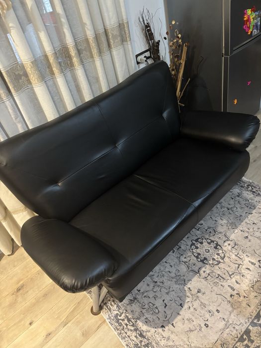 Vand canapea in stare foarte buna .