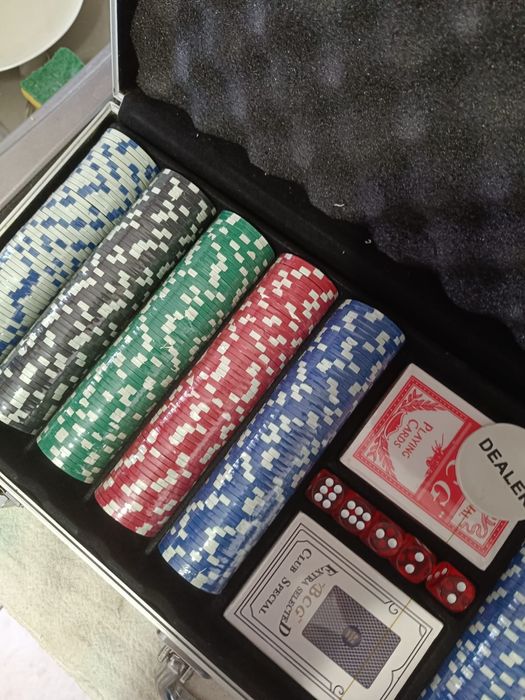 Vand set poker in stare buna