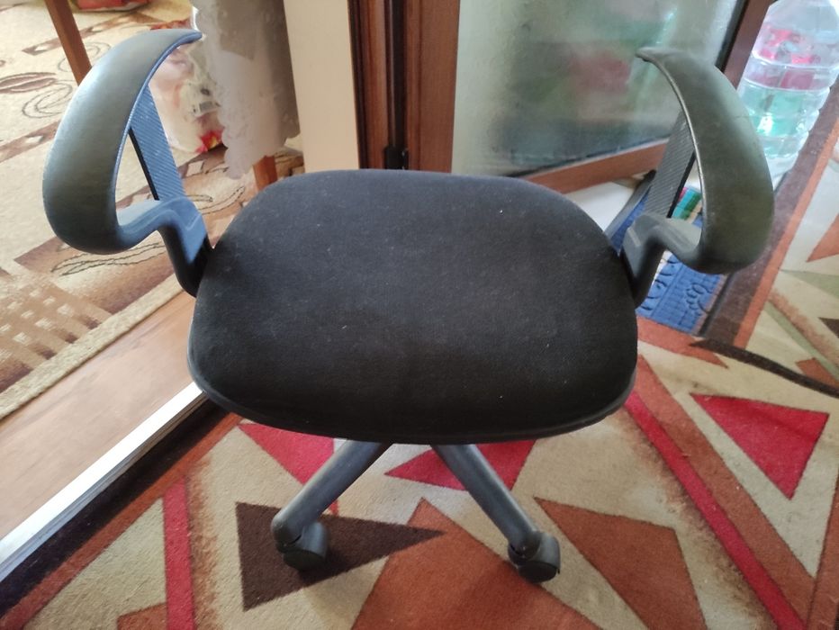 Продавам офис столове и части за тях