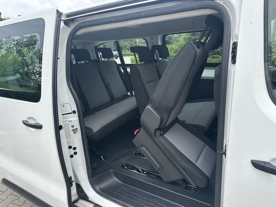 Inchiriere auto microbuz 8+1 - 9  locuri Rent a car