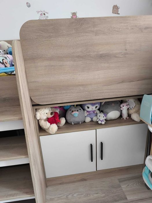 Pat mansardat cu birou si dulap