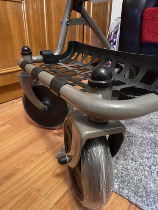 Carucior din aluminiu cu 4 roti, usor, pliabil, gri cu negru