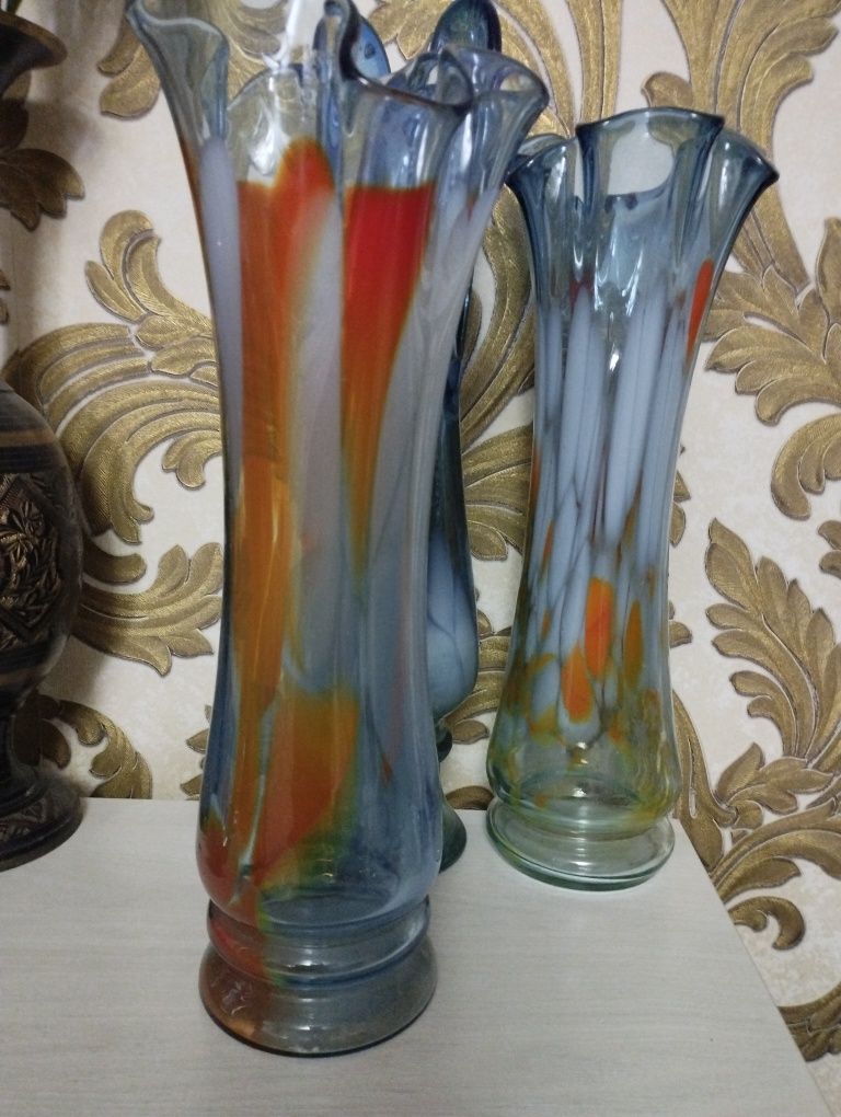 Высокие вазы , цветное стекло