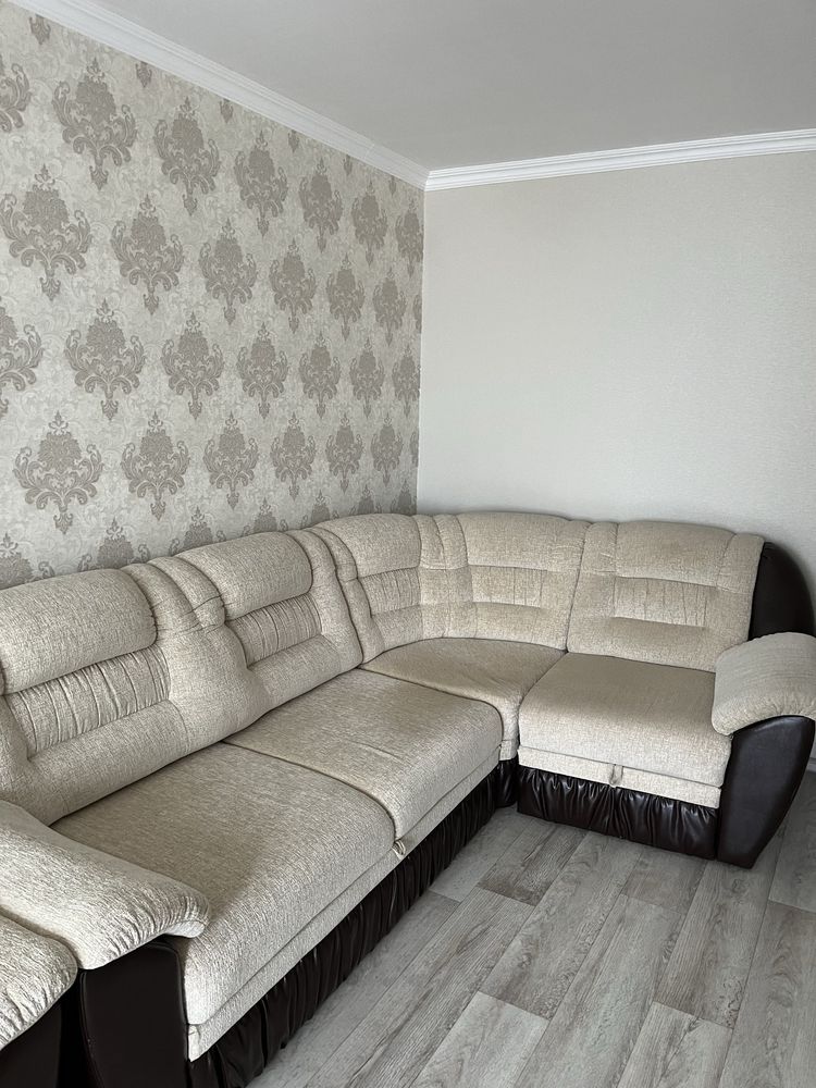 Продам угловой диван с креслом,