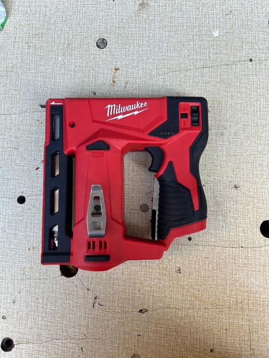 Capsator pe acumulator Milwaukee M12 BST