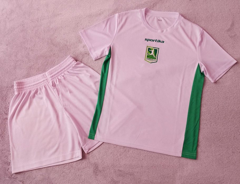 Подарявам детски футболен екип в отлично сьстояние