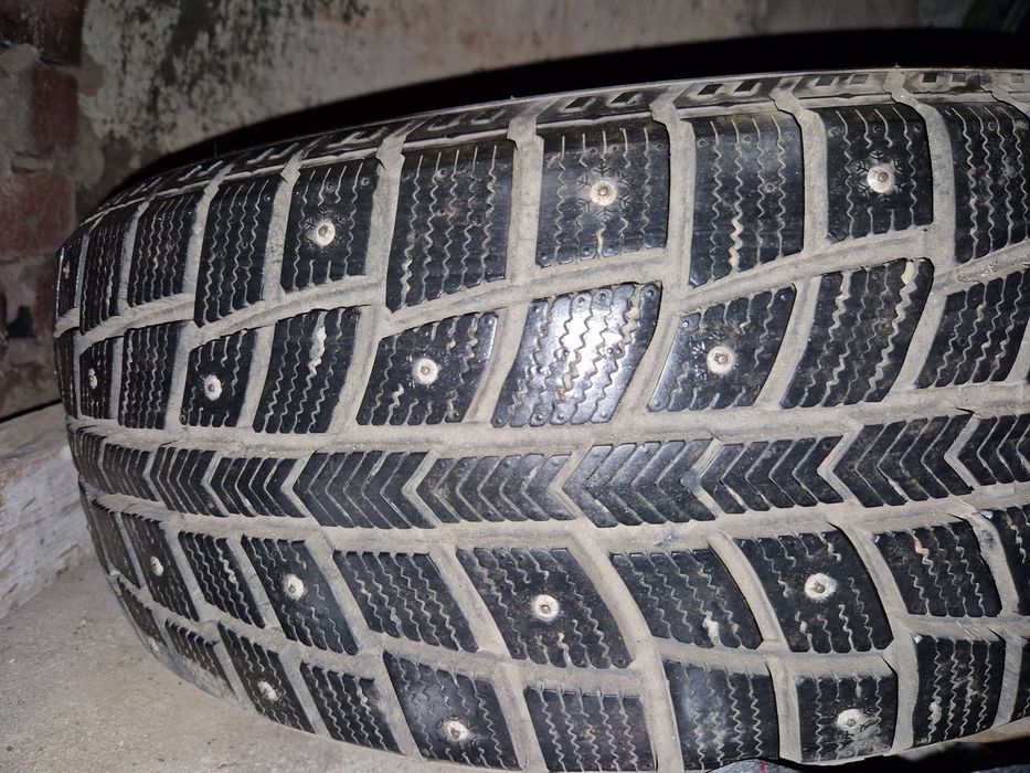 Продам зимние шины Blackhawk HW03 215/55/R17