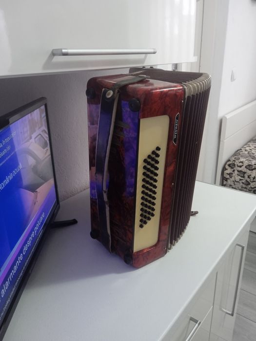 Vând acordeon Weltmaister Stella 48 basi