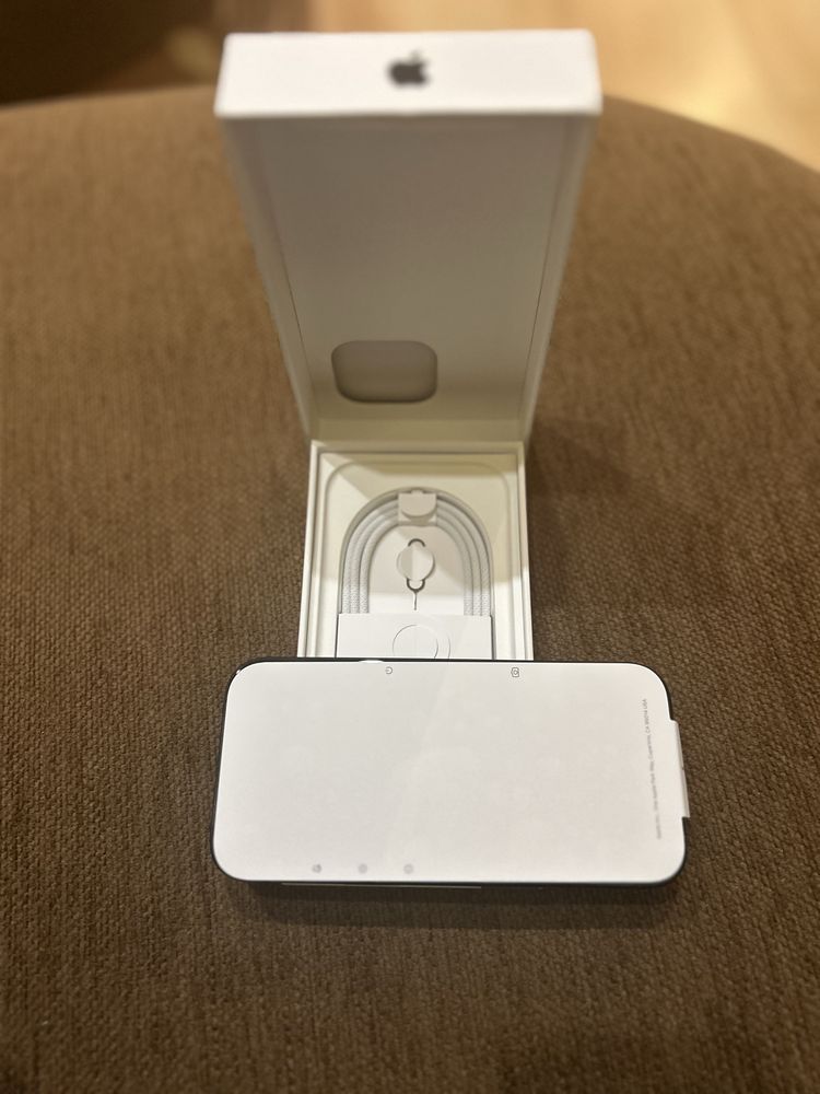 Iphone 16 pro -невключван,чисто нов с гарнция 2 год