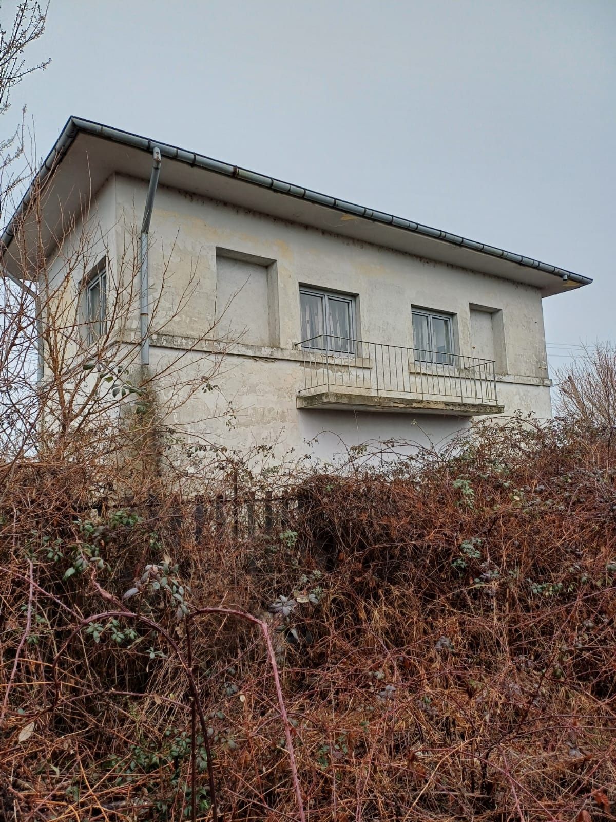 Vând/schimb casa cu garsoniera, zona Academica, gara Bradu de Sus