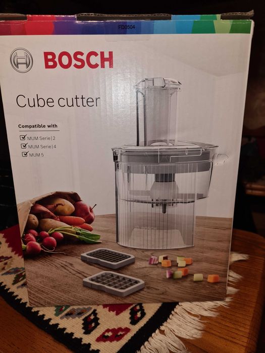 Vând adaptor bosch MUM5 pentru taiat cuburi . Este nou în cutie