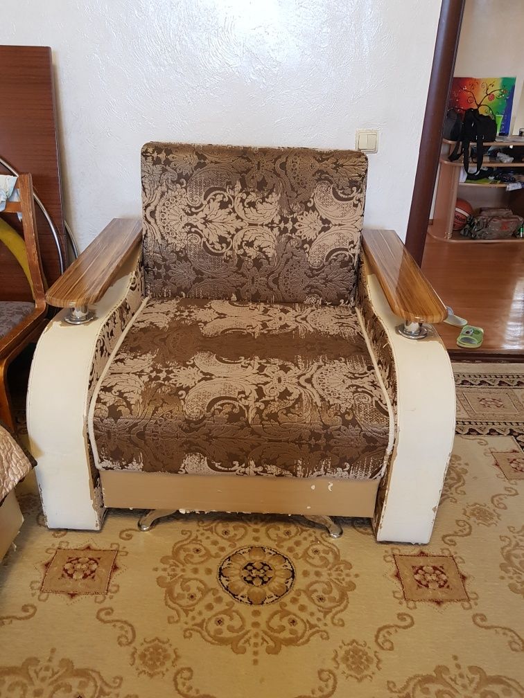 Продам диван с креслами
