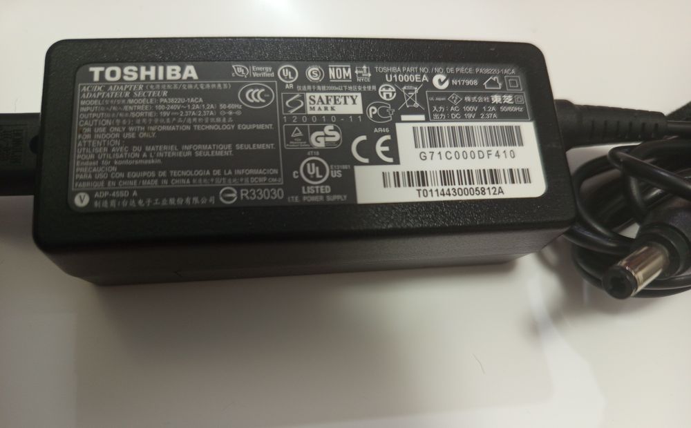 Vând Încărcător Toshiba 19V 2,37Amperi