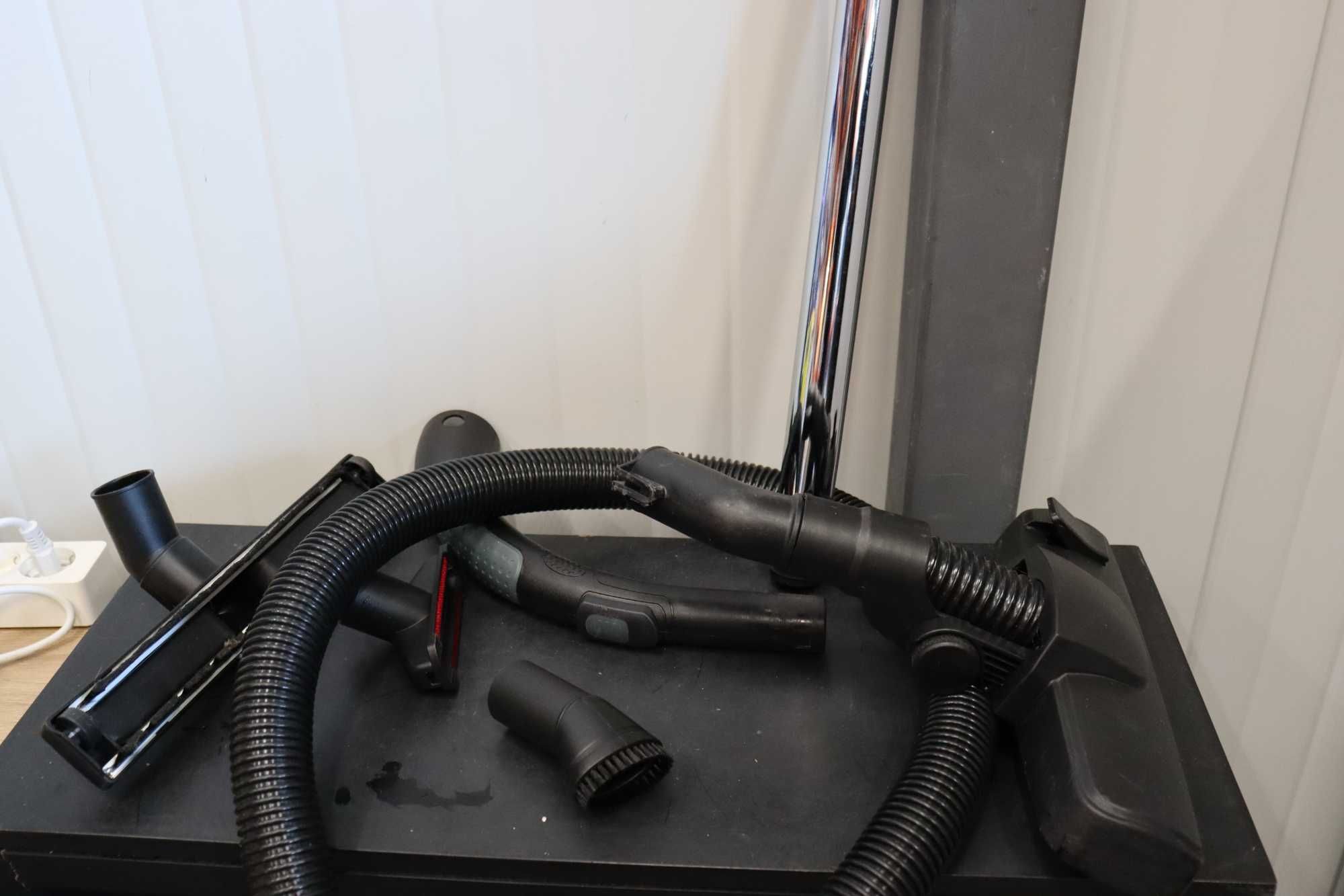 Цилиндрична прахосмукачка Amazon Basics без торба за прах, 2,5L 700W