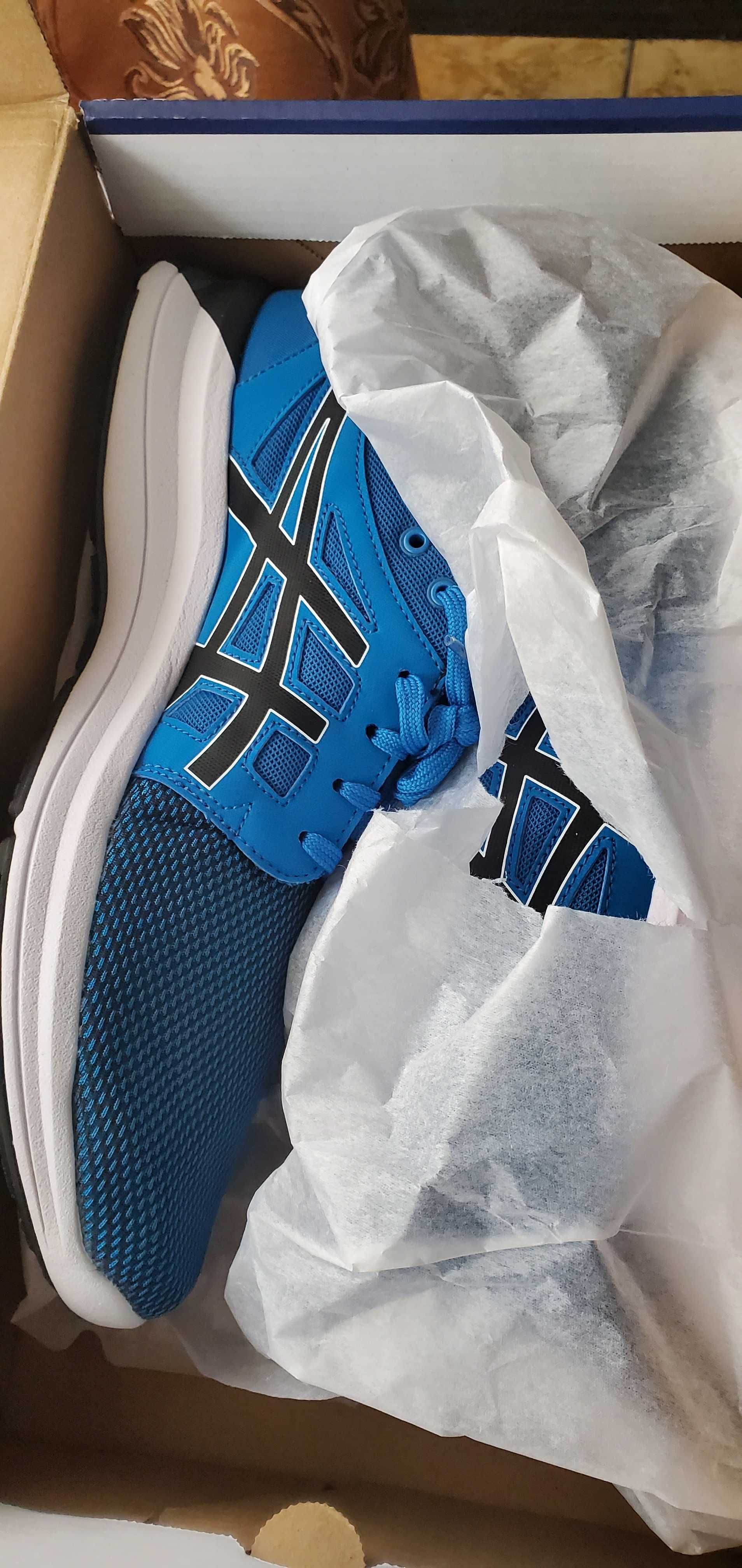 Продавам 3 чифта  Asics  Tiger Gel чисто нови.