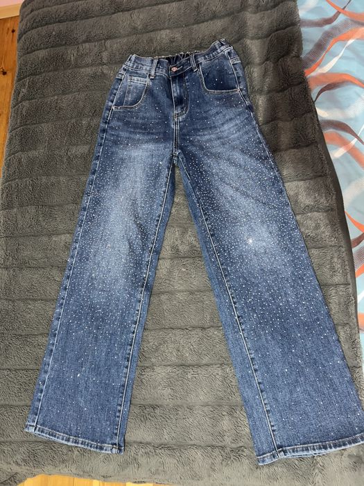 Продавам дънки с камъни и комплект с камъни