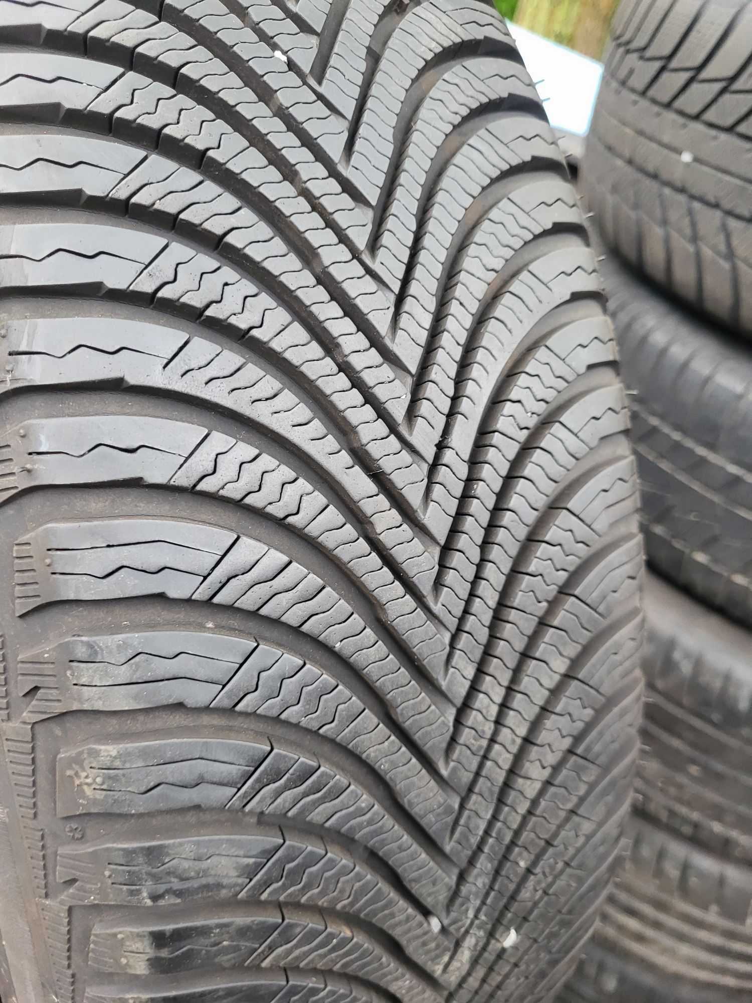 4 бр зимни 215/65/17 Michelin