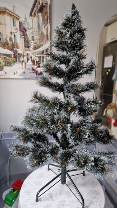 Изкуствена елха с големи иглички