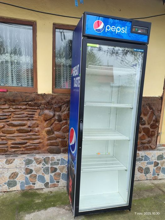 Vând vitrină în stare bună