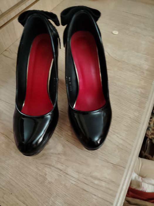 Ayollar oyoq kiyimi.