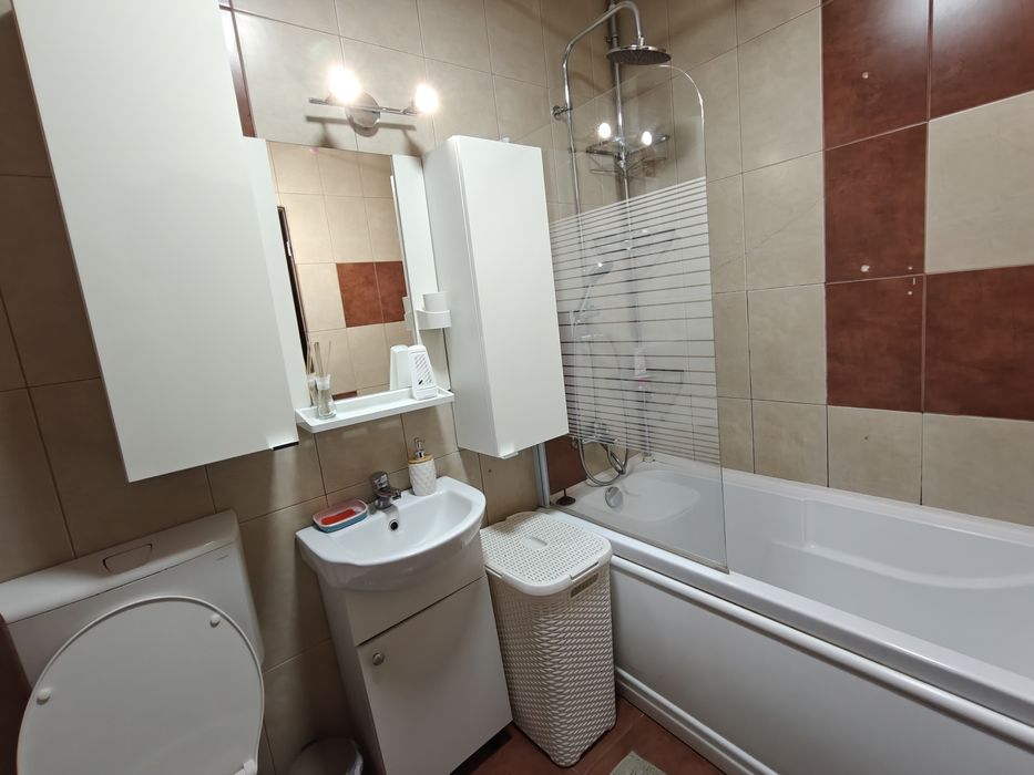Dau in chirie apartament living open-space plus dormitor