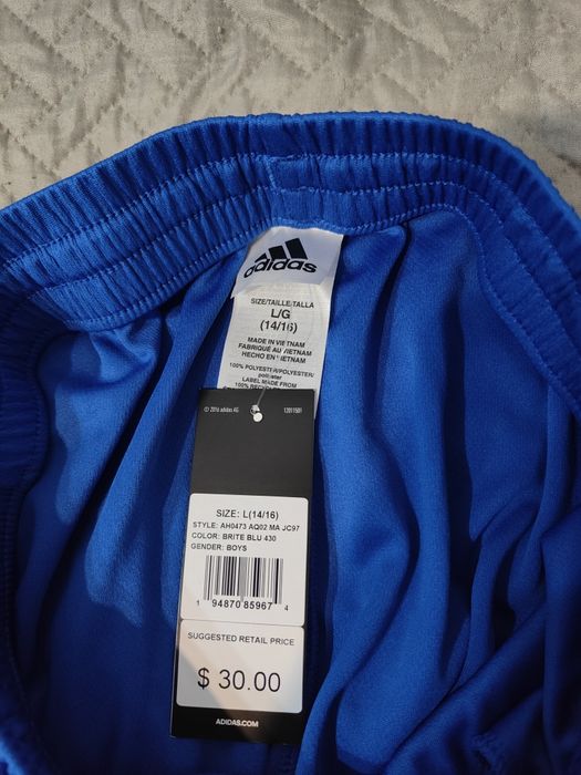 Vând pantaloni scurți Adidas