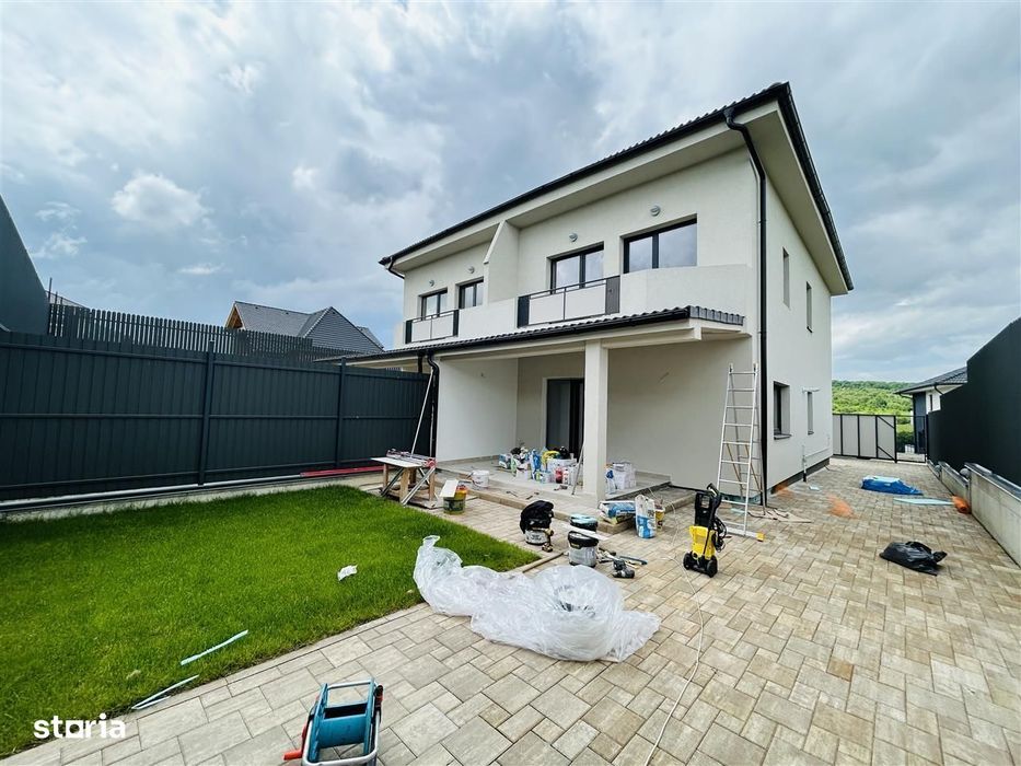 Casă duplex modernă – 4 camere, 4 băi, curte, parcare | Cisnădie,Sibiu