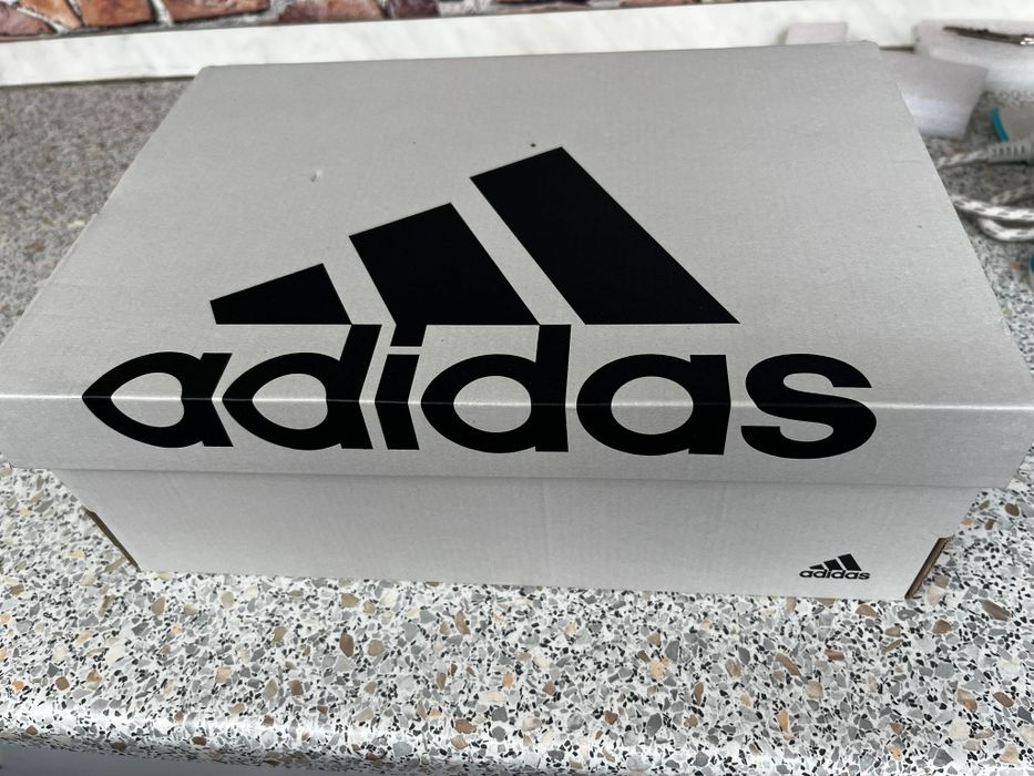 Adidași unisex cu eticheta